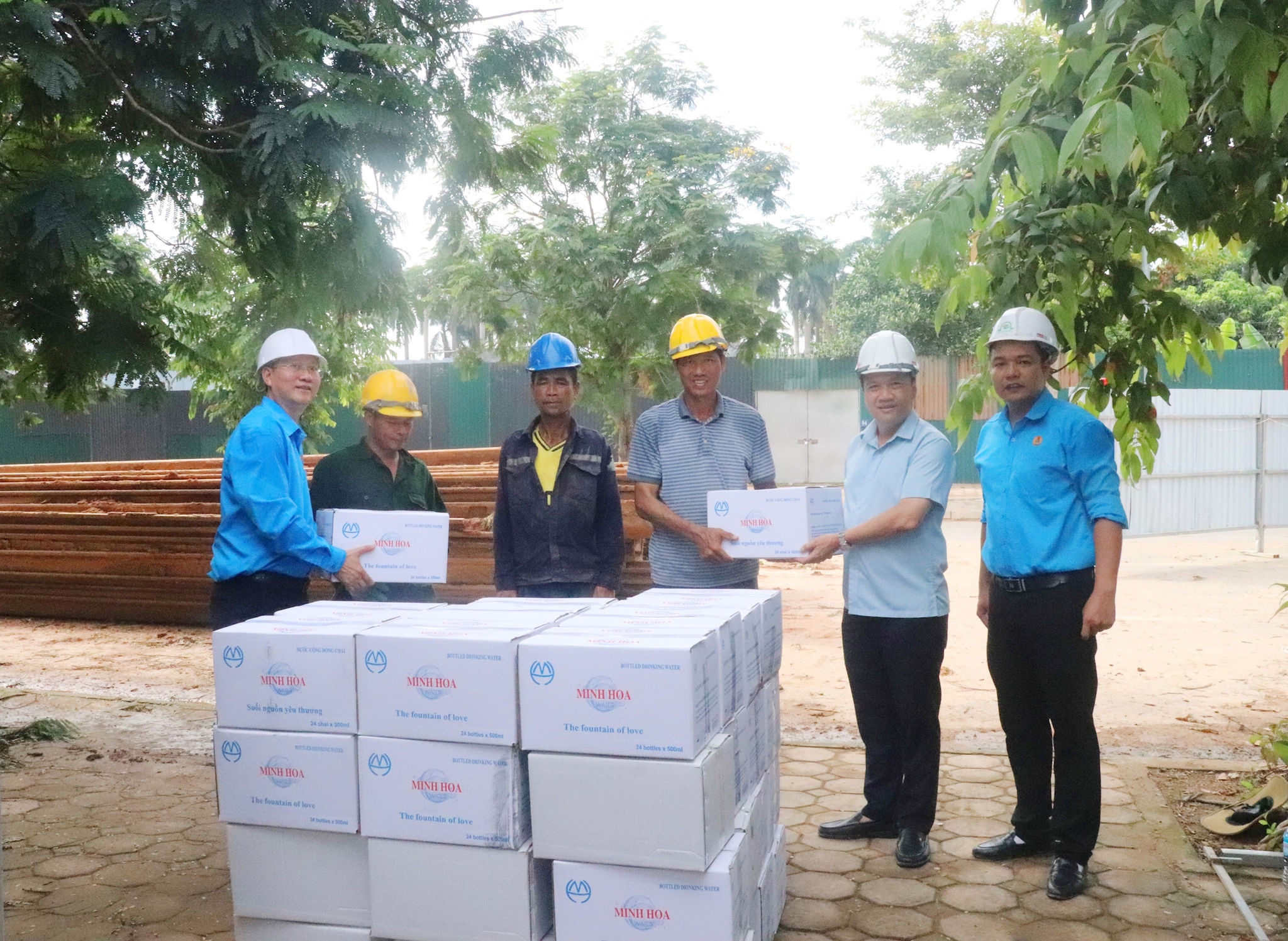 Lãnh đạo phường Đông Ngạc kiểm tra công trình trọng điểm, tiếp sức cho người lao động