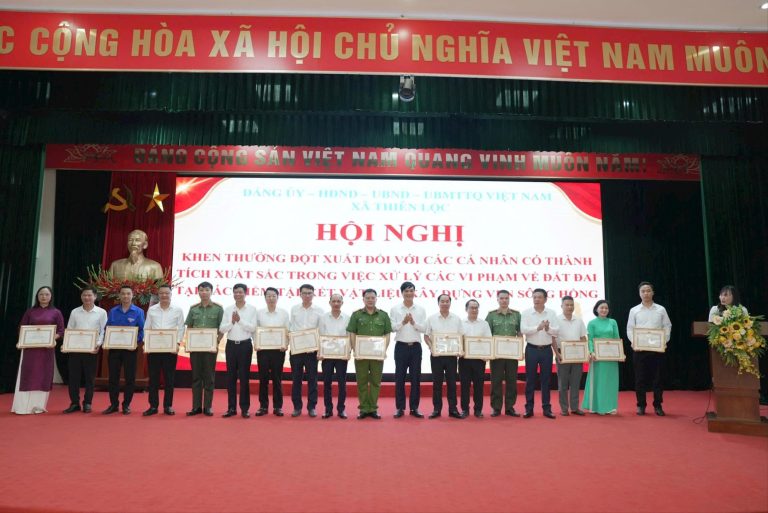 Xã Thiên Lộc khen thưởng đột xuất 15 cá nhân tiêu biểu trong xử lý vi phạm đất đai