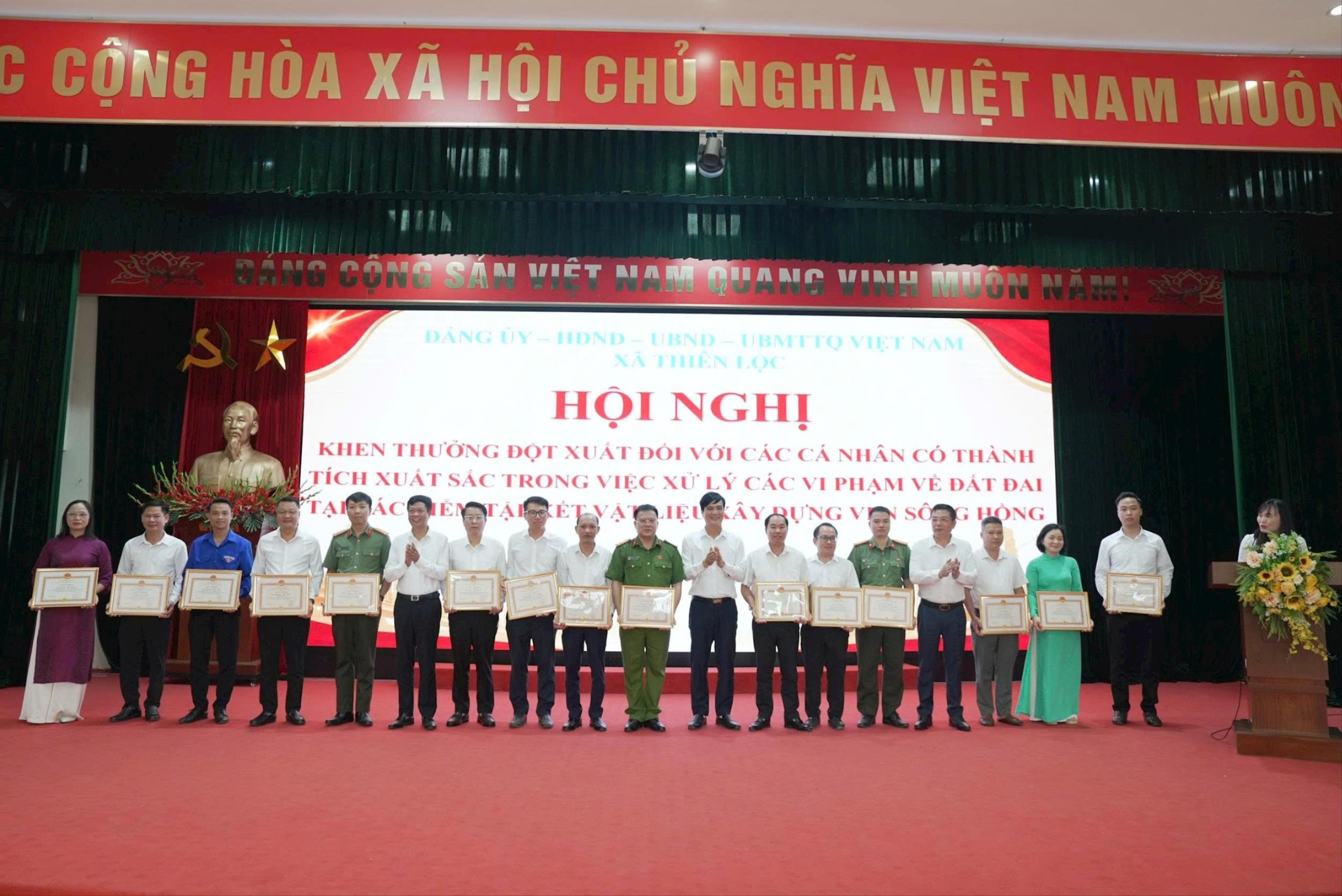 Xã Thiên Lộc khen thưởng đột xuất 15 cá nhân tiêu biểu trong xử lý vi phạm đất đai
